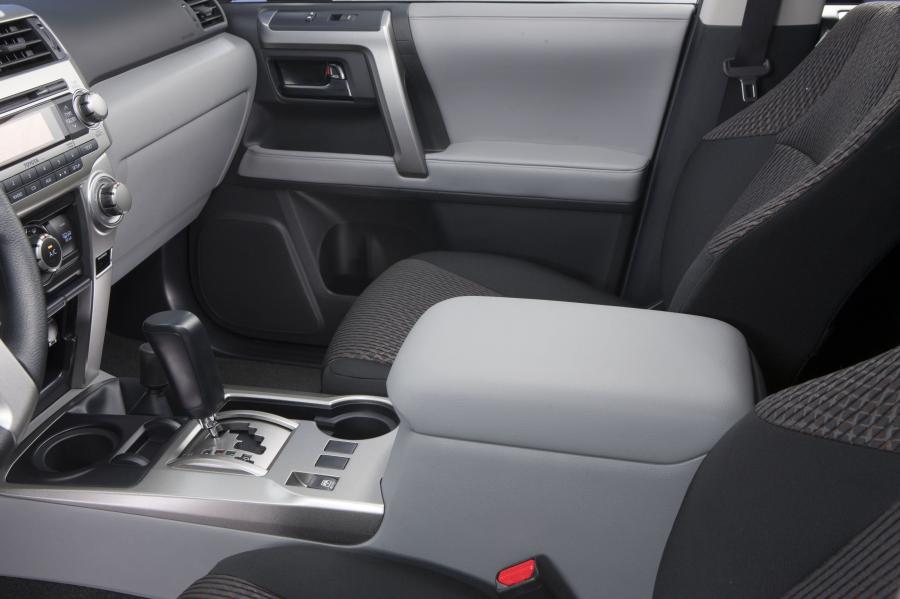  Toyota 4Runner 2010 года  (фото 30 из 84)